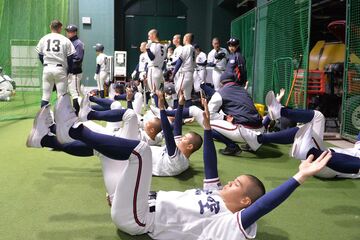 室内練習場で調整する日本航空石川の選手たち
