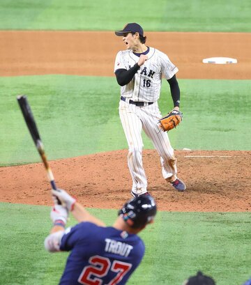 ＷＢＣ決勝で、最後の打者トラウト(手前)を三振に仕留めた大谷翔平（2023年）