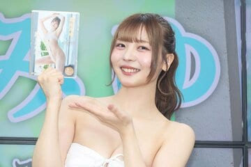 1stDVDをアピールする幕田みゆ