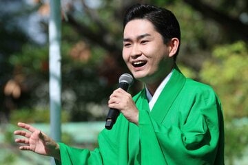 富岡八幡宮例大祭のステージで歌唱した彩青