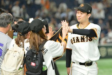ファンとハイタッチする巨人・山崎伊織