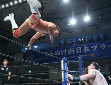 決勝トーナメント進出を決めた上村優也(左)