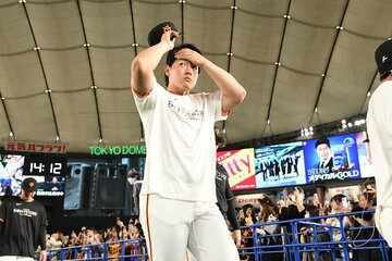 ファンに手を振りながら退場する岡本和真