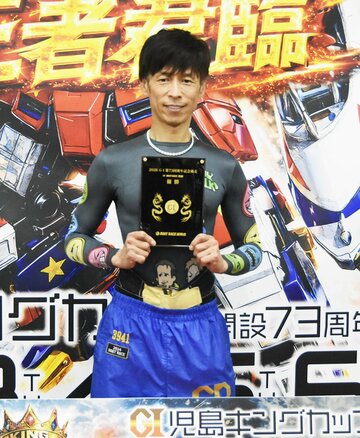 人気に応えての優勝に笑みがこぼれる池田浩二