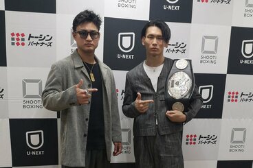 笠原弘希(左)とイモト・ボルケーノ