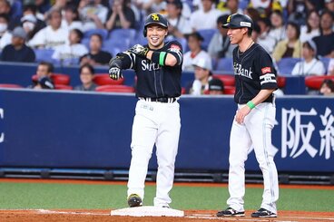3回にオリックス・ジェリーから逆転打を放ち、塁上でしてやったりの表情のソフトバンク・近藤健介(左)