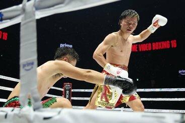 ダウンを奪い左手を挙げる那須川天心