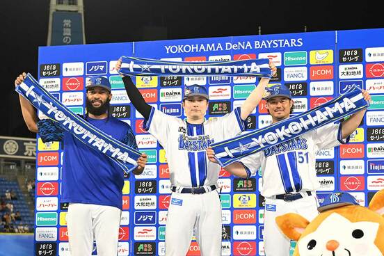 お立ち台に立った(左から)ジャクソン、佐野恵太、宮崎敏郎