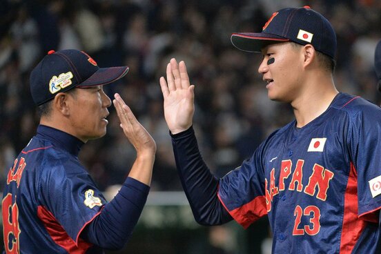 試合に勝利し森下（右）とタッチする井端監督