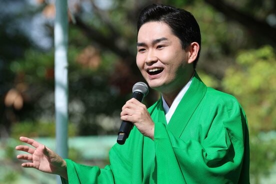 富岡八幡宮例大祭のステージで歌唱した彩青