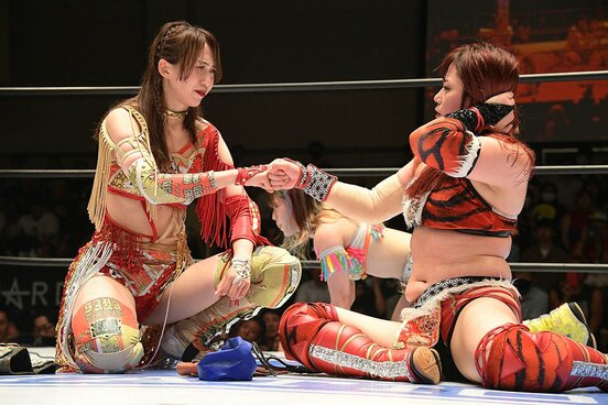グータッチする上谷沙弥（左）と舞華