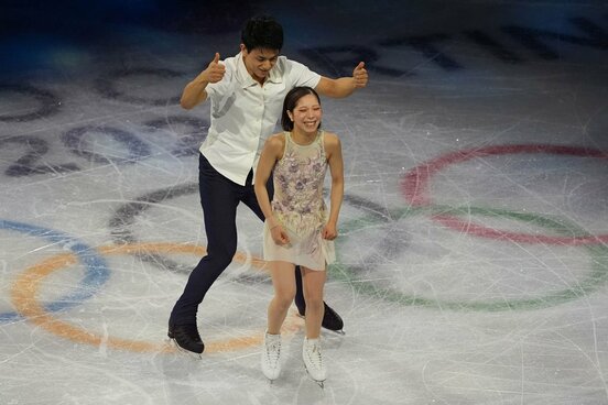 訳あって？三浦璃来(右)の背後に回る木原龍一（ロイター）