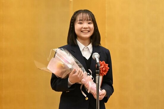 受賞の喜びを語る澤井梨丘