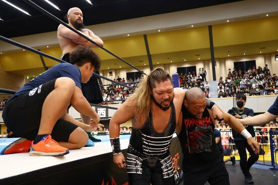 オーカーン（上）に敗れたEVIL（右から２人目）