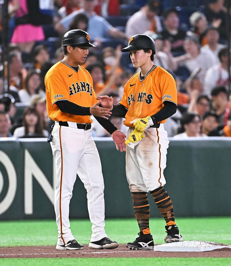阪神・工藤のライバルとなりそうな巨人・浦田俊輔(右)