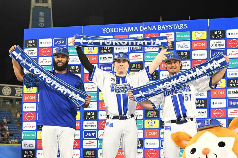 お立ち台に立った（左から）ジャクソン、佐野恵太、宮崎敏郎