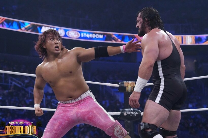 決死の形相でPAC（右）にパンチを放つ海野翔太(写真提供：AEW)