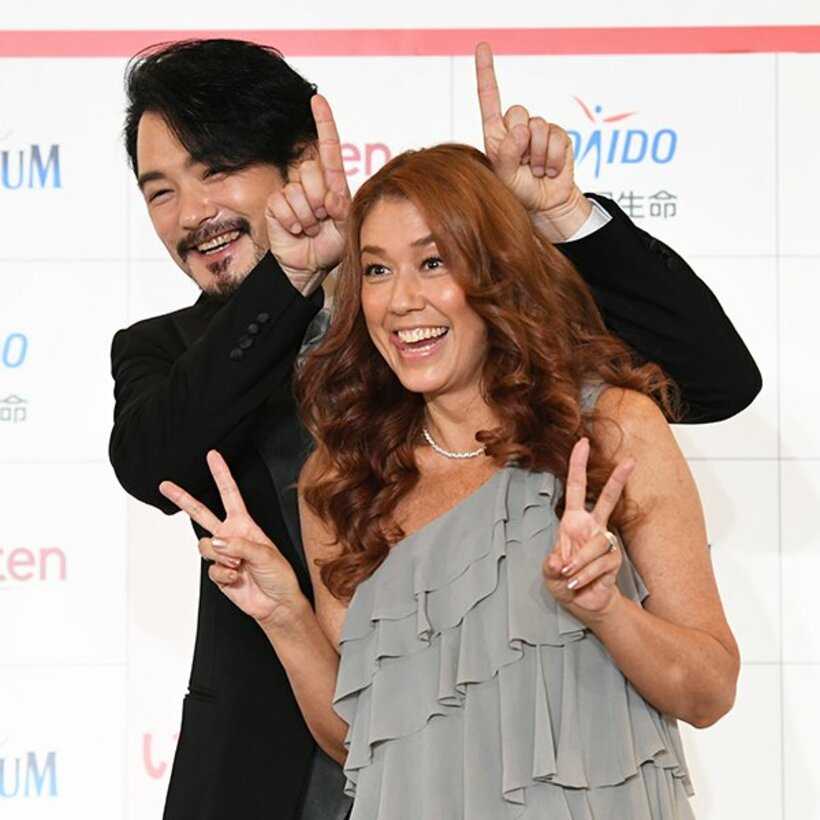  「いい夫婦パートナー・オブ・ザ・イヤー２０２０」に選ばれた小田井涼平（左）とLiLiCo夫妻