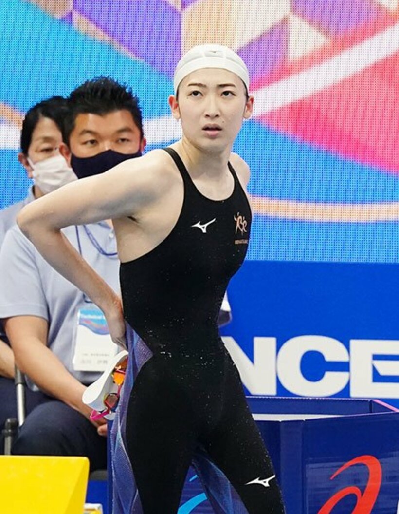  タイムを確認しながら引き揚げる池江璃花子（代表撮影）