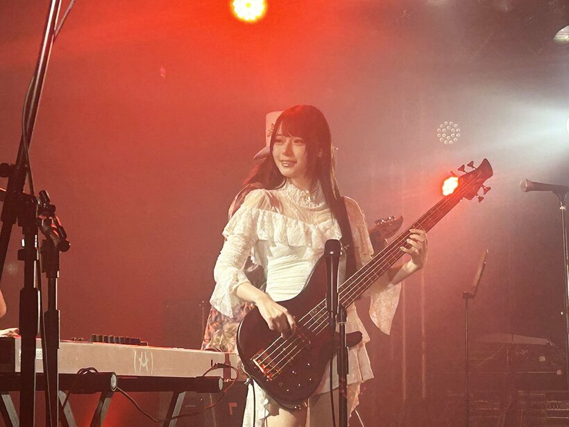 ベース演奏でライブを盛り上げたMumeixxx