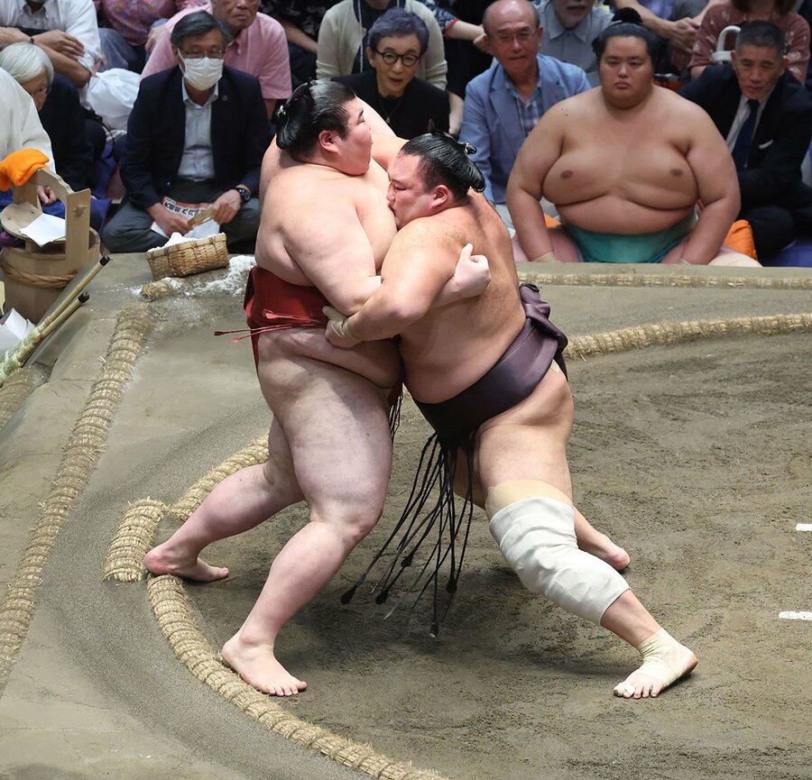 巨漢の熱海富士(左)を寄り切った朝乃山