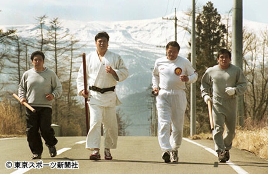 小川のデビュー当時、このメンバーによる特訓はひとつの風物詩だった。左から佐山、小川、猪木、藤田（１９９７年３月、白石蔵王で）