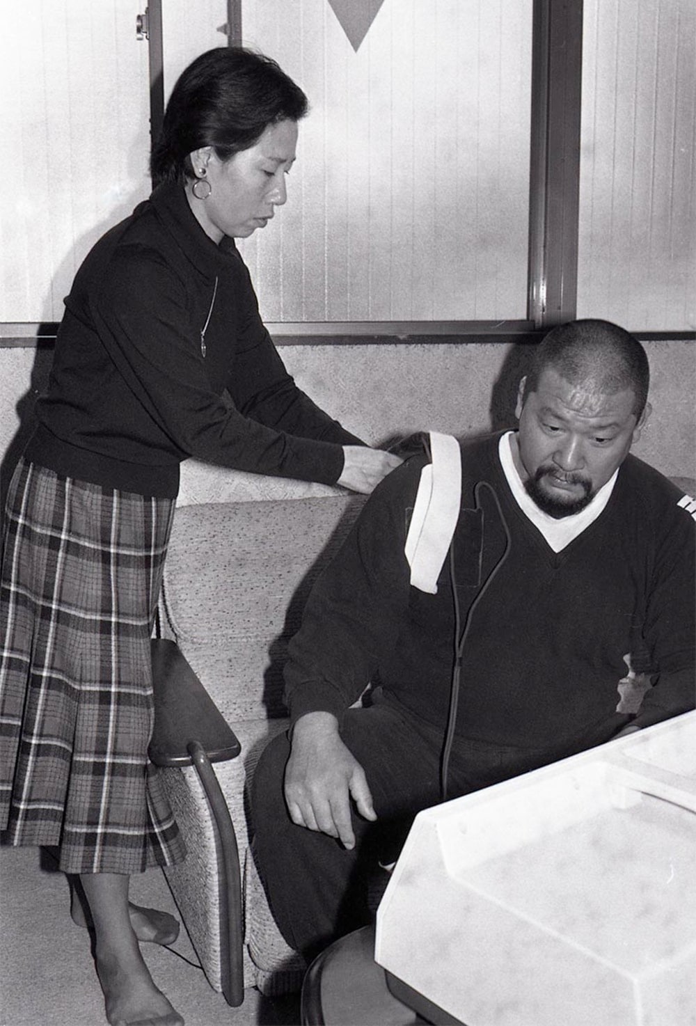 頸椎を負傷し自宅で電気治療する浜口。左は妻の初枝さん(1985年11月、東京・浅草)