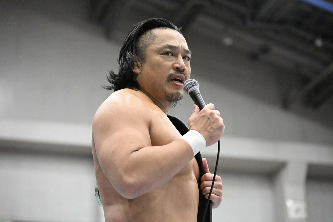 試合後、マイクを持った後藤洋央紀