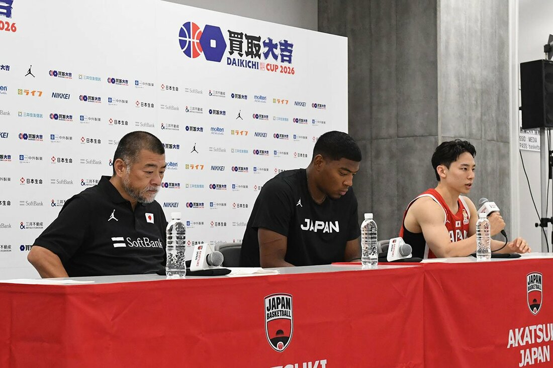 試合後に取材に応じた桶谷監督(左)、八村塁(中)、河村勇輝