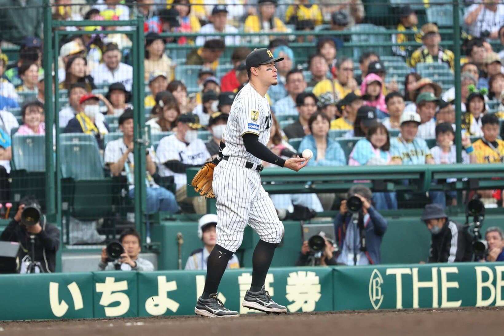 佐藤輝明は自身も三塁を守るため、カメラマン席の問題は他人事ではない