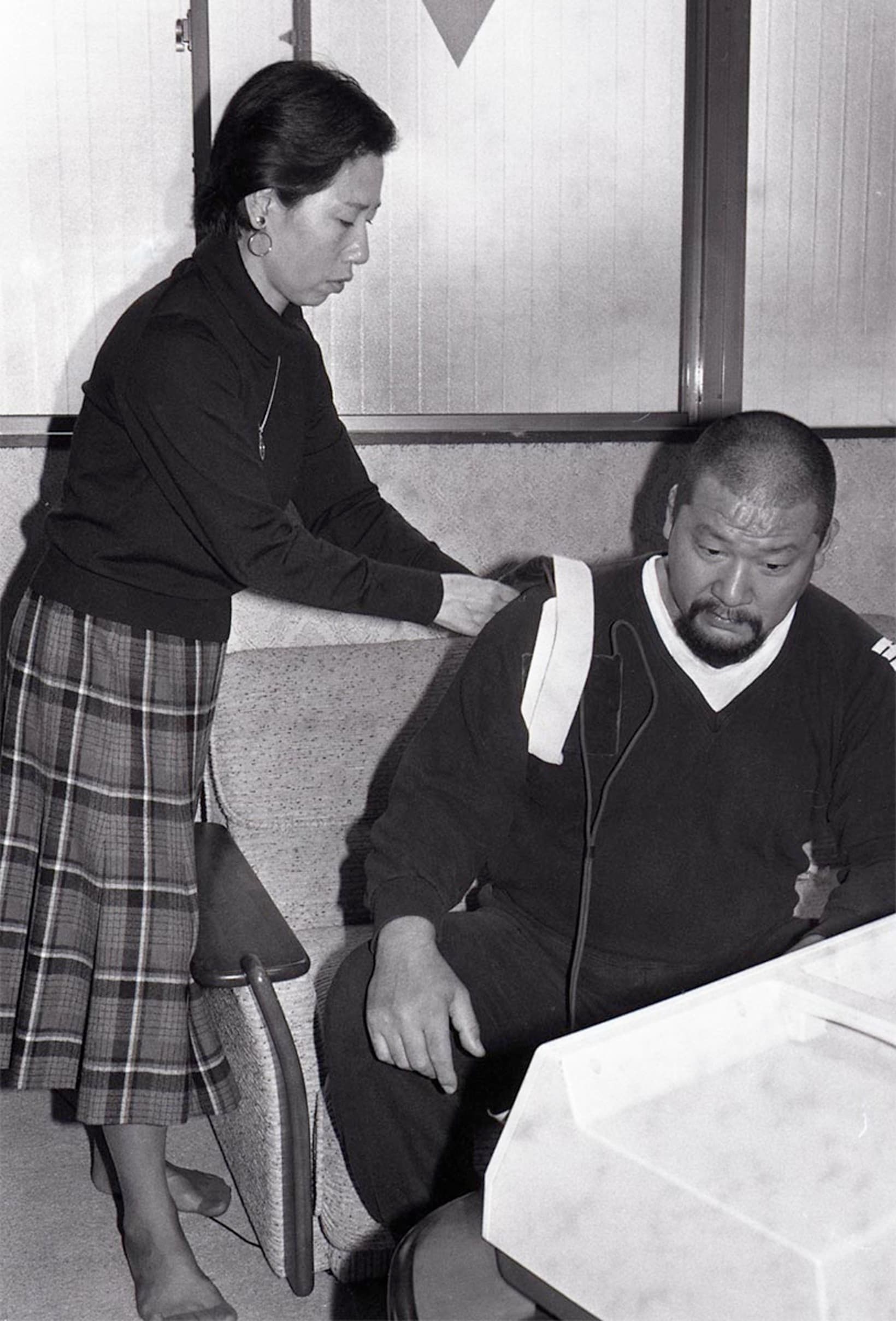 頸椎を負傷し自宅で電気治療する浜口。左は妻の初枝さん（１９８５年１１月、東京・浅草）