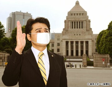  国会議事堂をバックに“アベ愛”をアピールするニセ首相の福本