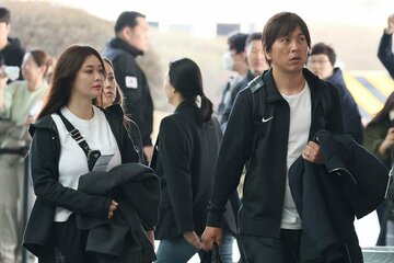 ドジャースを解雇された水原一平氏(右)