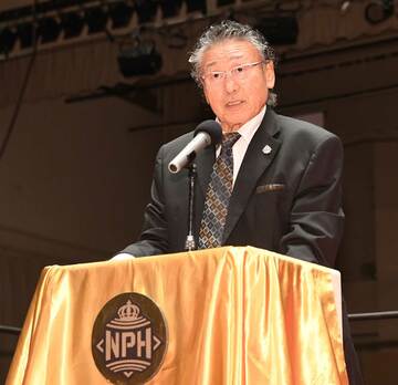  スピーチする殿堂入りの天龍源一郎