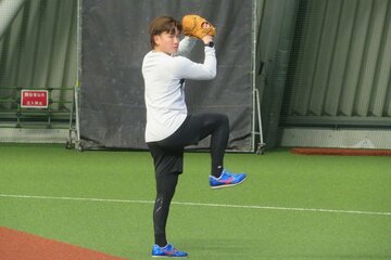 ファーム施設で練習する中村稔弥