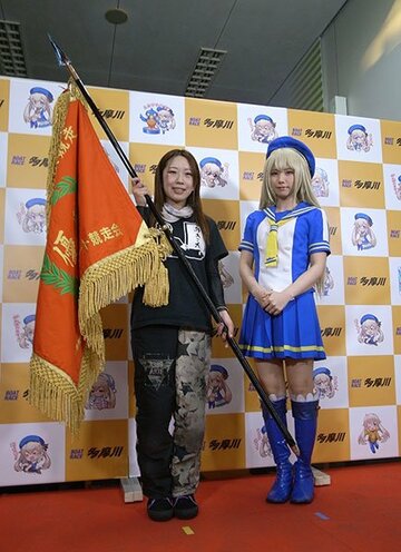  イン逃げで今年３度目の優勝を果たした松本晶恵。右はコスプレイヤー・えなこ