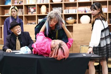 後藤智香(下)をテーブルに叩きつけるウナギ・サヤカ　