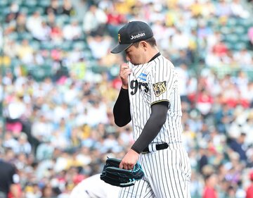 ９回、リードを守り切れず重い表情の阪神・岩崎優
