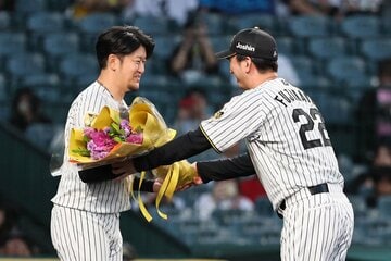 藤川球児監督から花束を受け取る岩貞祐太