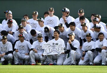  おそろいＴシャツで藤川（中央）を囲む阪神ナイン