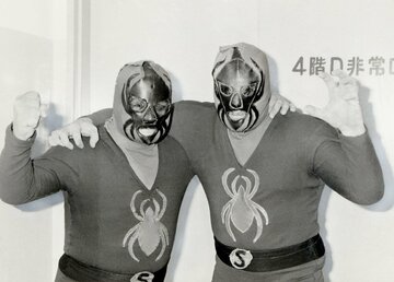  サソリだかクモだかはっきりしないスコーピオンズ１号（左）と２号（東スポWeb）