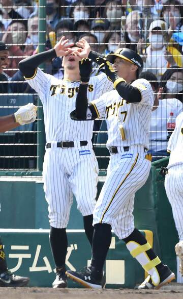  佐藤輝（左）と糸井はベンチパフォーマンスを披露（東スポＷｅｂ）