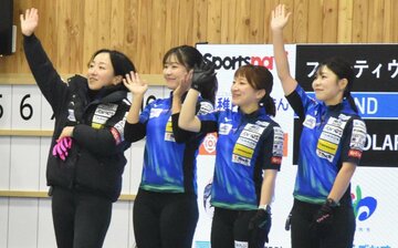 左からロコ・ソラーレの藤沢五月、吉田知那美、鈴木夕湖、吉田夕梨花