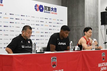 試合後に取材に応じた桶谷監督(左)、八村塁(中)、河村勇輝
