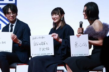 左から宇山賢、角田夏実、田中佑美