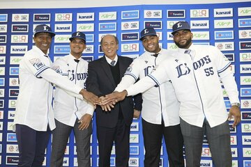 左からヤン、アブレイユ、渡辺GM、アギラ―、コルデロ（球団提供）