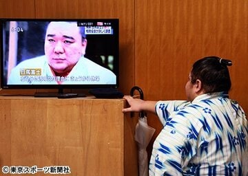  支度部屋のテレビで流れる日馬富士休場のニュースを若い衆も見入っていた