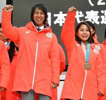  左から葛西紀明、高梨沙羅