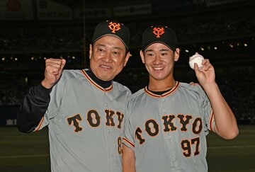 巨人・原辰徳監督とプロ初勝利をあげた井上温大