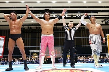 復帰戦を勝利で飾った海野翔太(左から2人目)